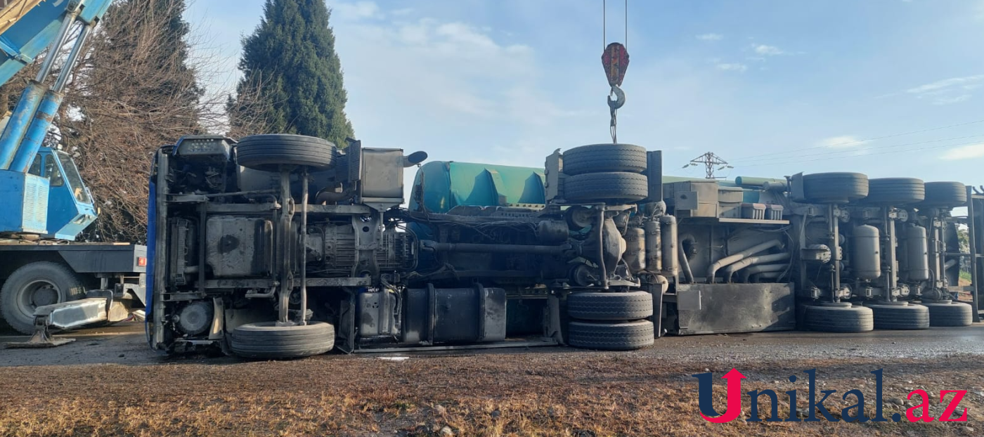 Samuxda yanacaq daşıyan maşın aşdı - Yola 40 ton benzin dağıldı (FOTO)